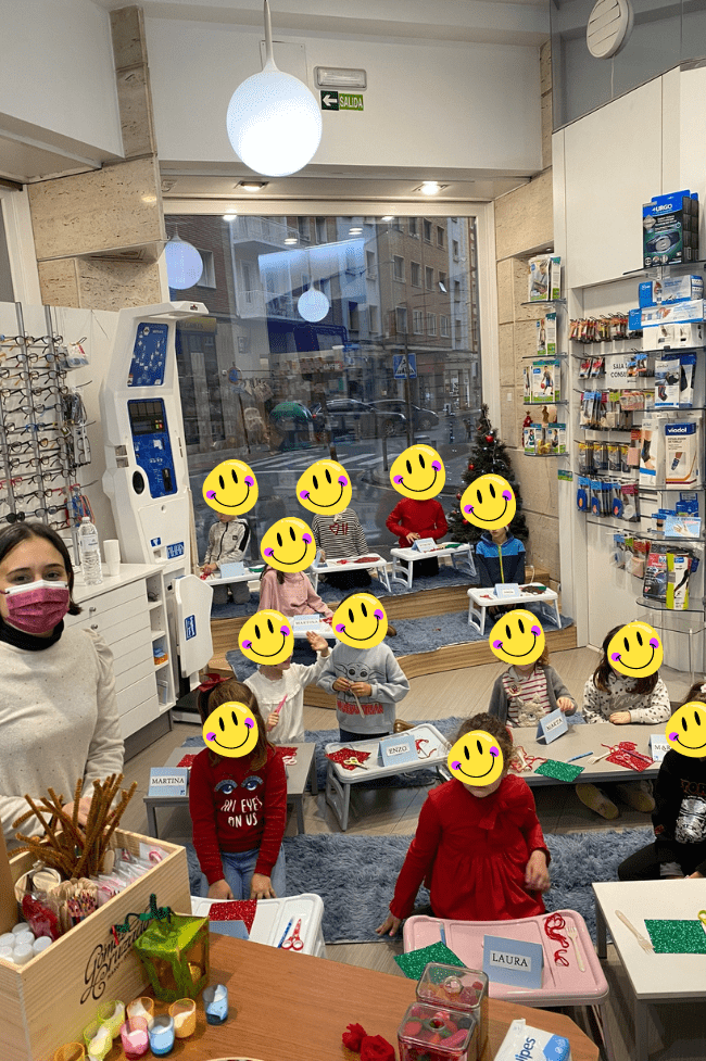 mujer de mediana edad con niños sentados Gamal low-cost