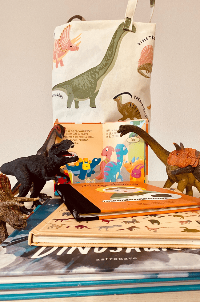 lIBROS DE DINOSAURIOS APILADOS