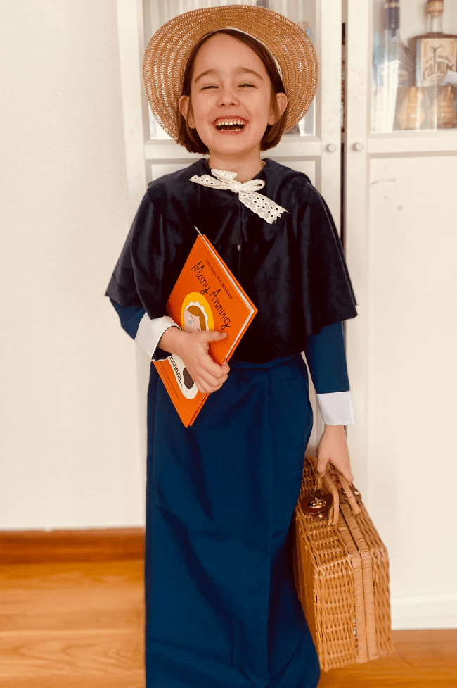 niña de seis años vestida de Mary Anning