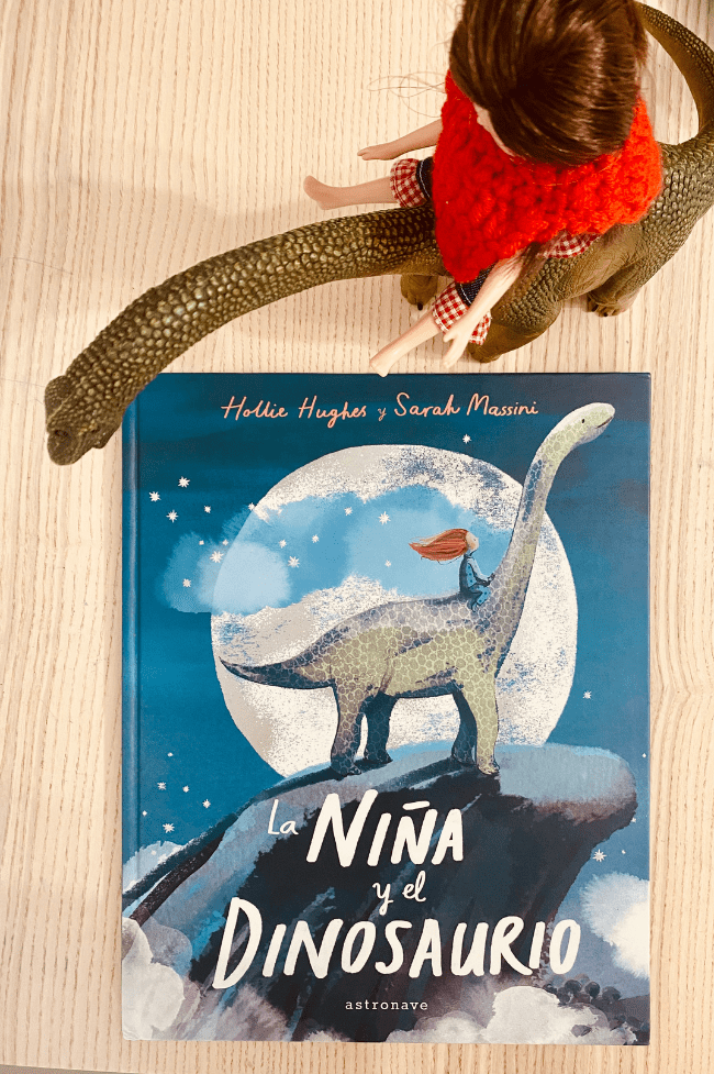 muñeca Lottie sobre dinosaurio. libros de dinosaurios
