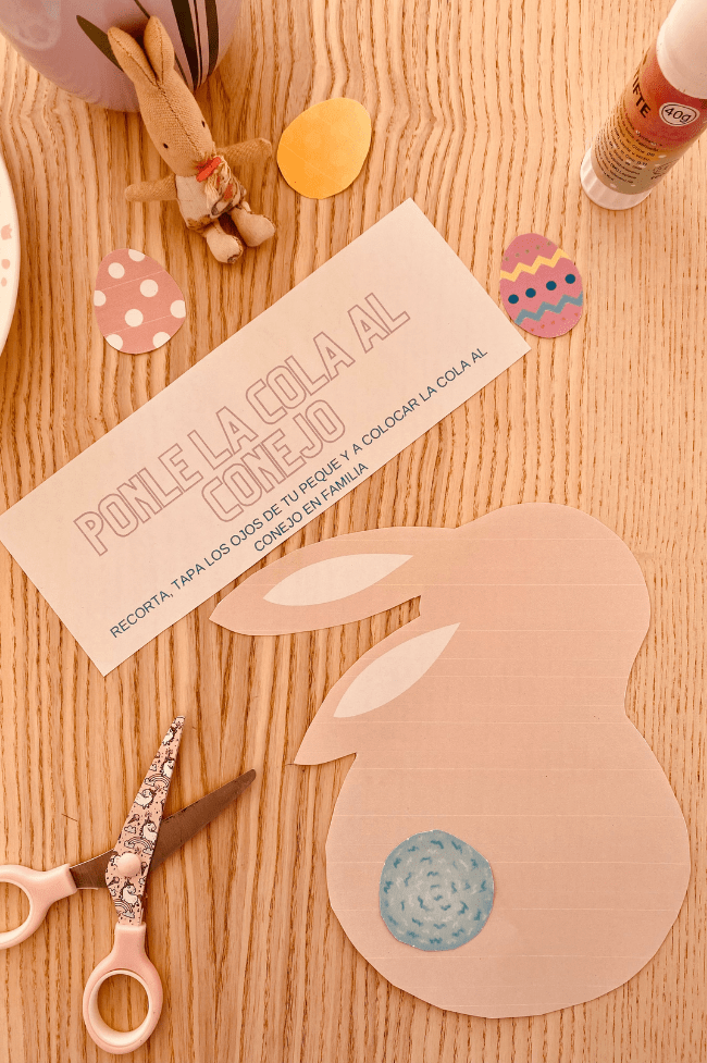 conejo pascua de papel con tijeras a su lado