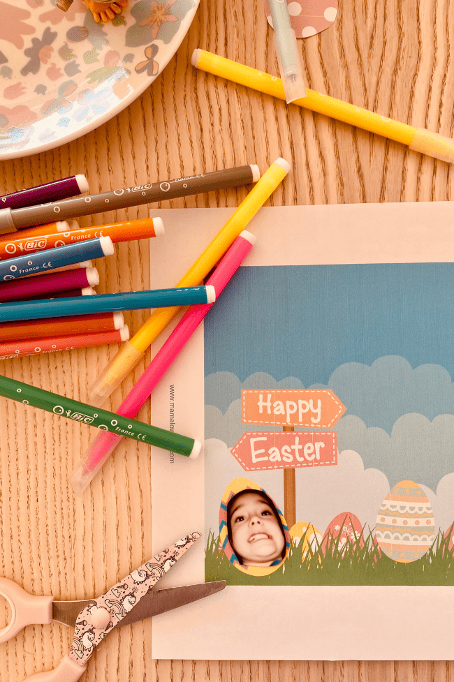 Foto de niña pegada a un huevo de pascua. Recursos y actividades de Pascua 