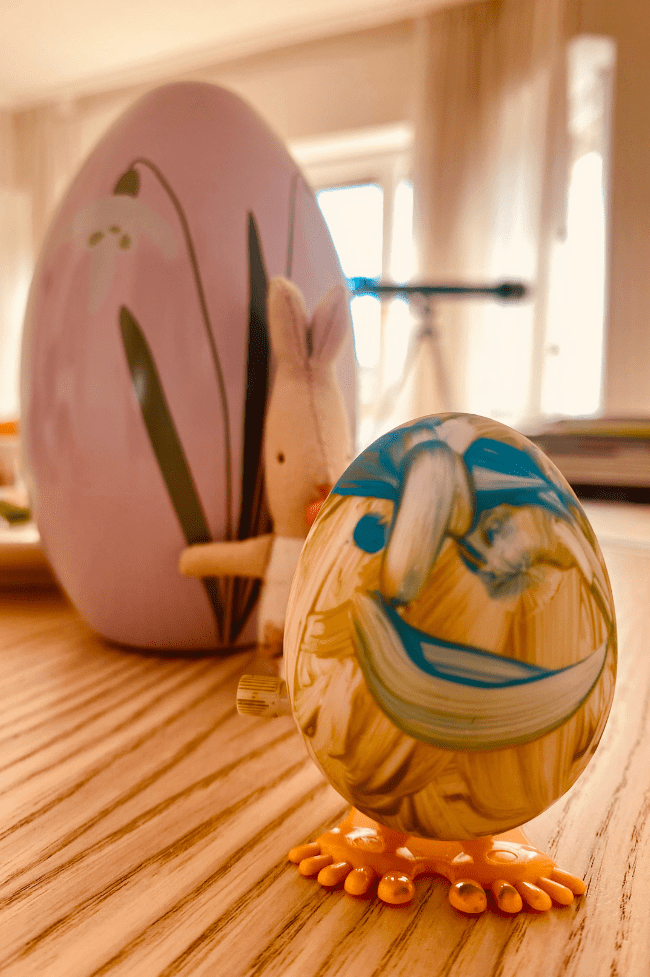 huevo de pascua con patitas para darle cuerda