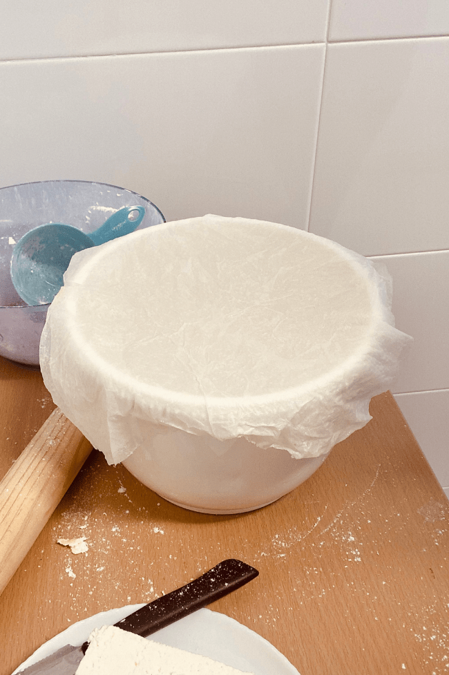 masa de tequeños tapada por paño húmedo