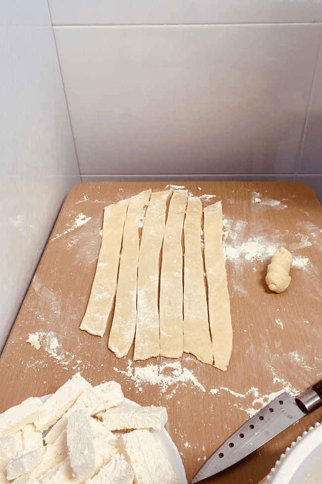 queso y masa de tequeños en tiras