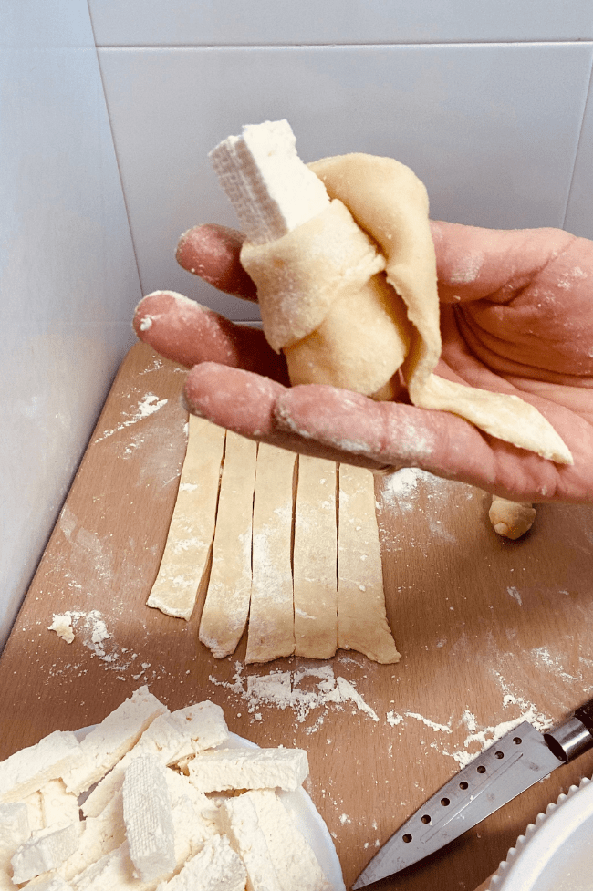 envolviendo tequeños