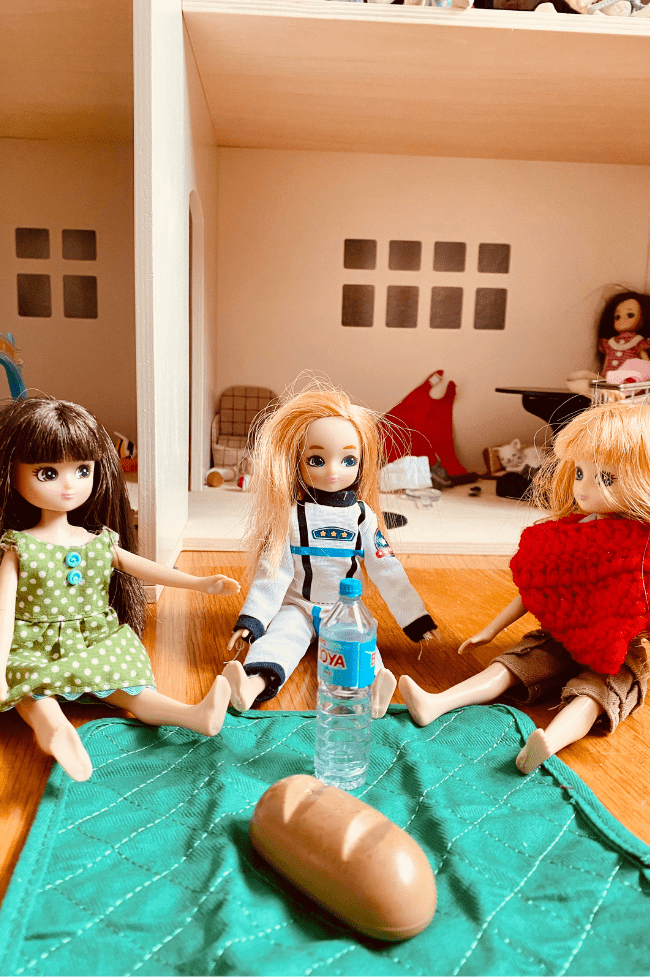 muñecas haciendo un picnic