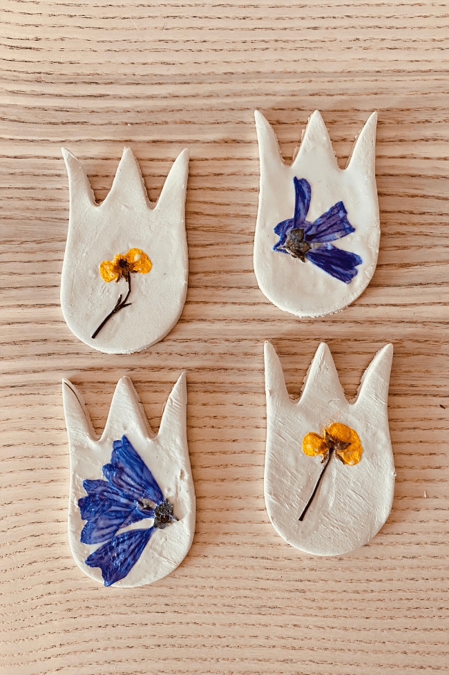 Flores hechas de pasta para modelar con flores secas encima. 