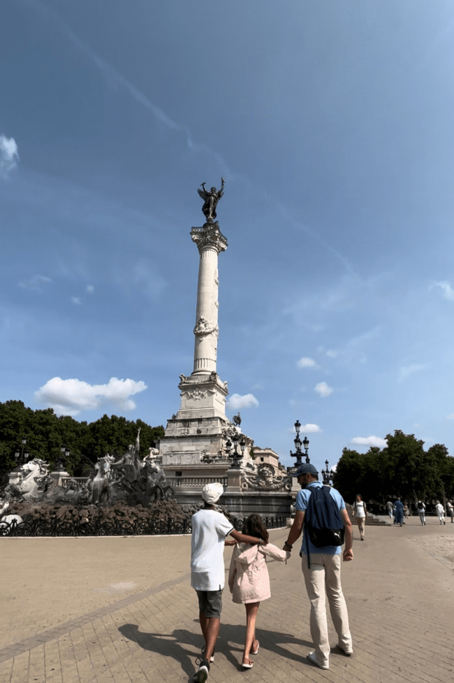 familia en monumento que ver en burdeos