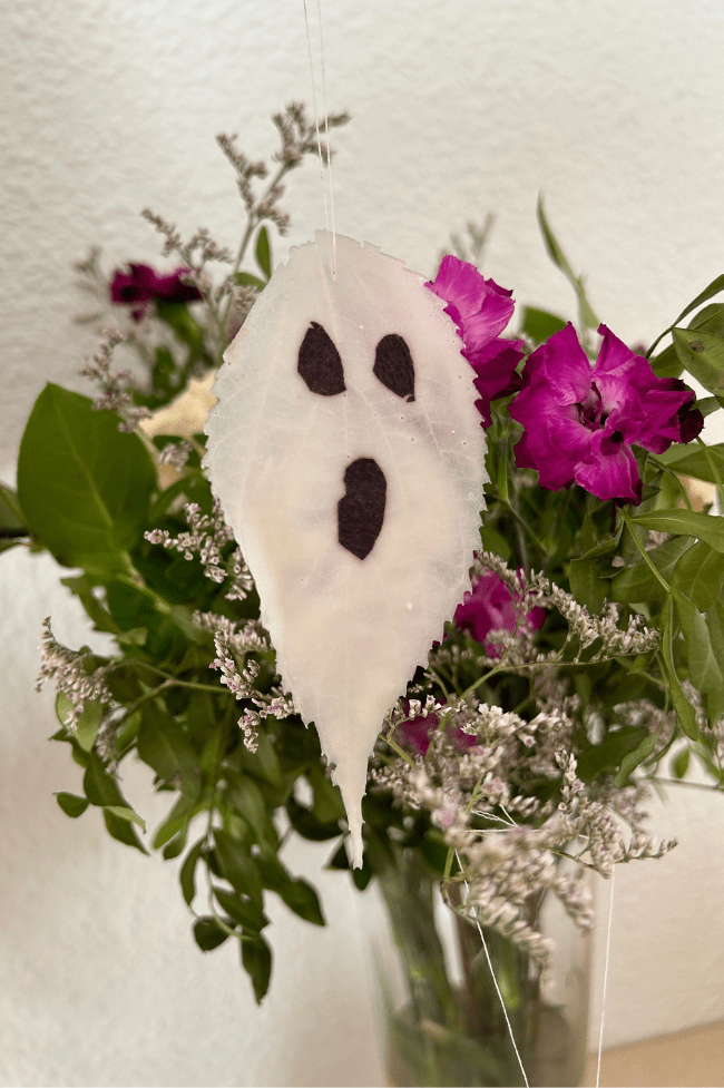 fantasma con hojas y pegamento