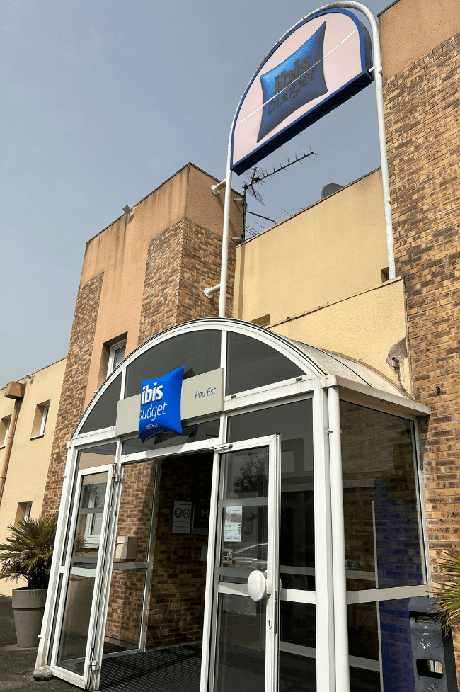 que hacer en pau entrada al hotel ibis