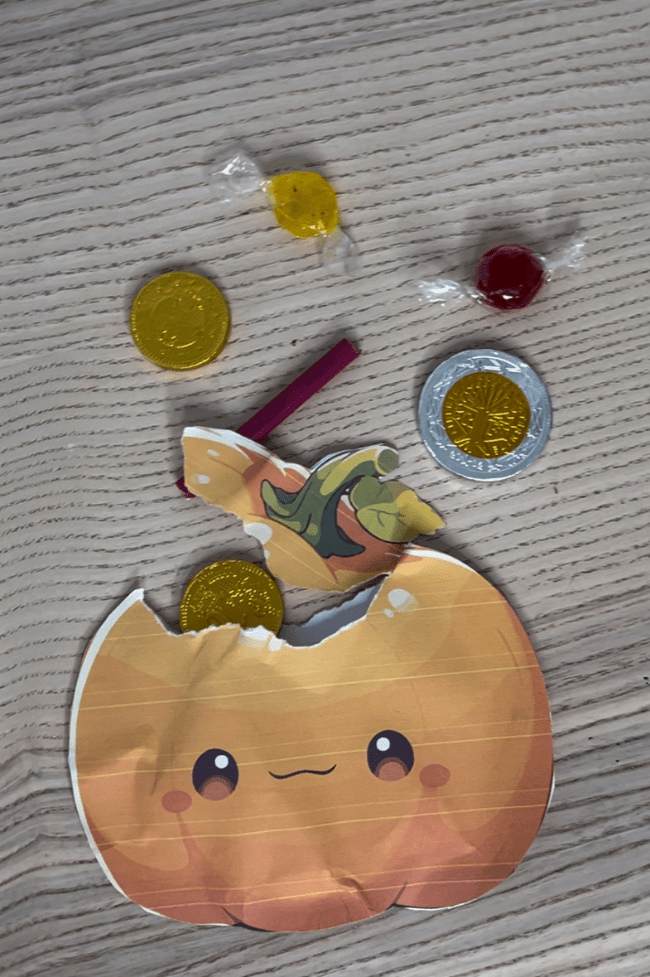 calabaza de papel con chuches dentro Actividades de Halloween 