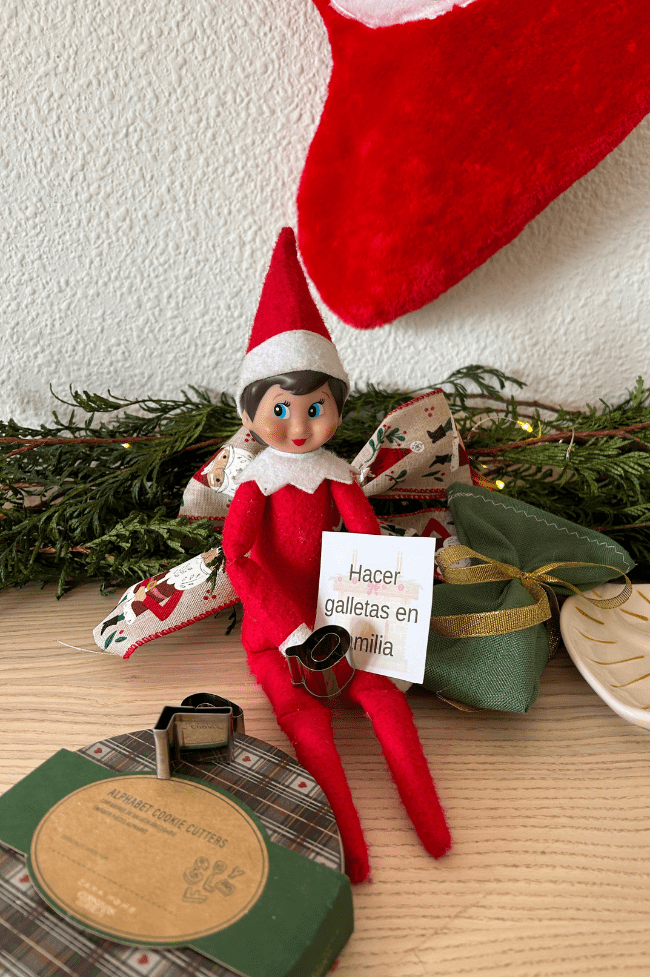elfo de navidad con galletas y cartel invitando a hacer galletas