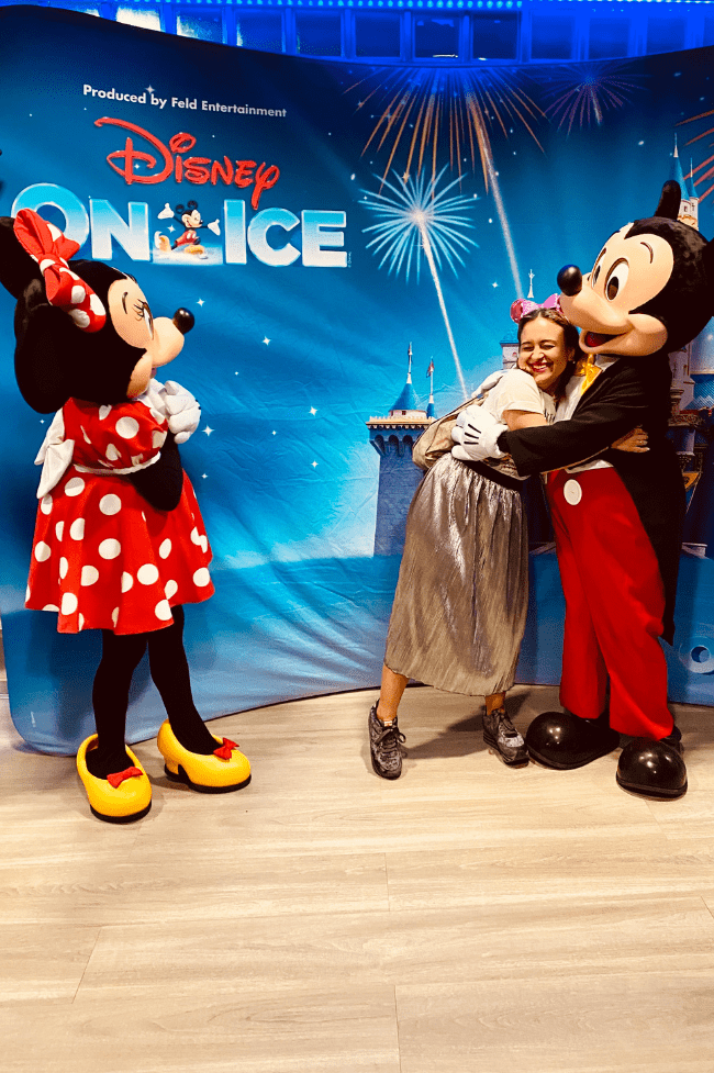 Mickey y Minnie con mujer de 30 años abrazándolos,  Disney On Ice en Madrid y Barcelona