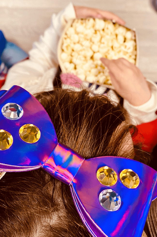 niña comiendo palomitas