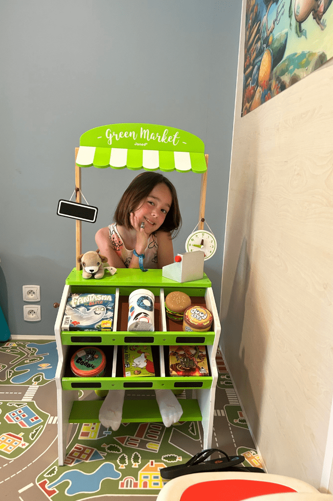 niña de seis años en mercadillo de juguete. camping en francia