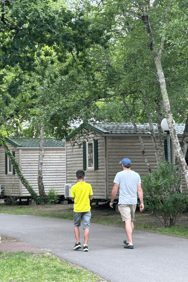 dos chicos caminando de espalda