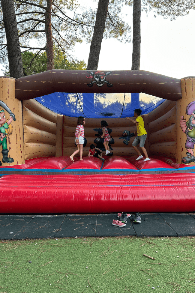 niños saltando en colchonetas