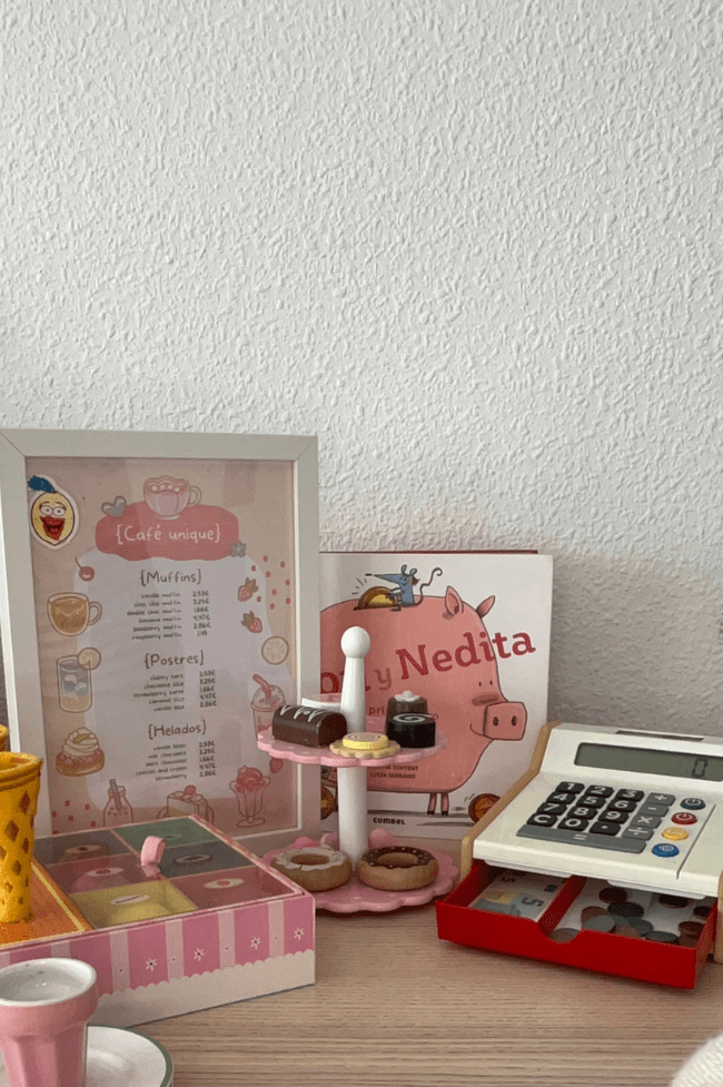 juego de heladería de madera con caja registradora y libro de educación financiera