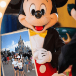 Mickey sujetando foto de familia ahorrar en los parques de orlando