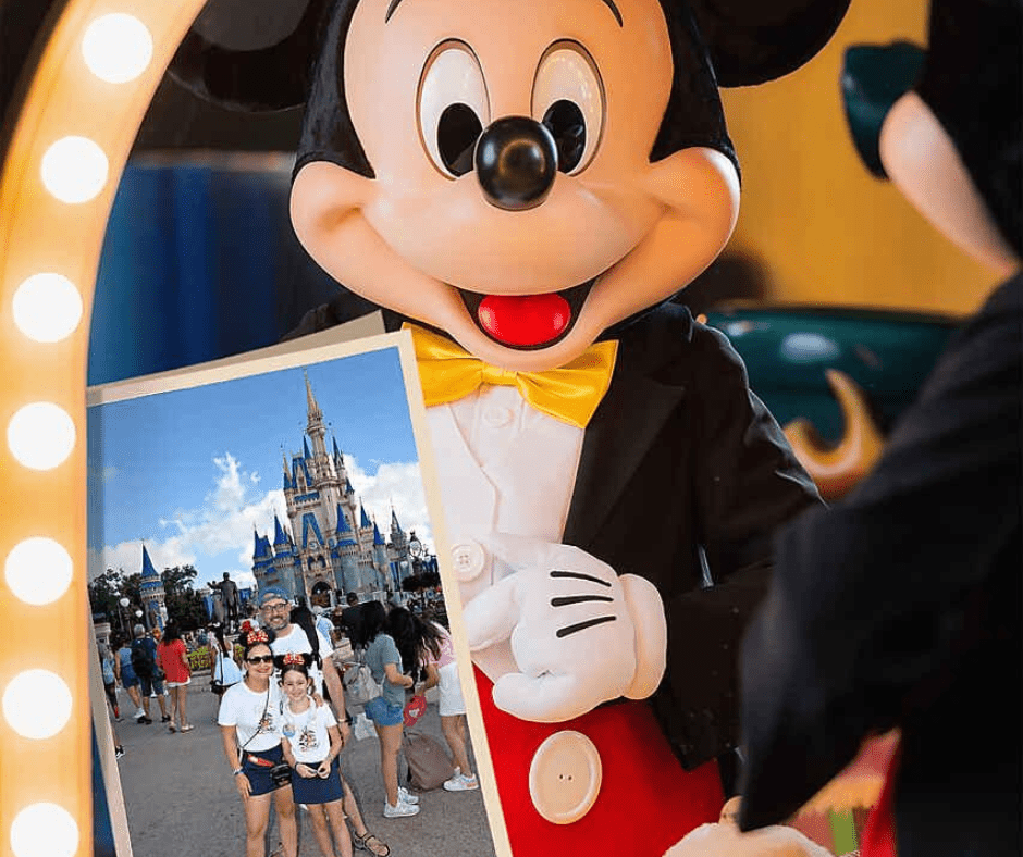 Mickey sujetando foto de familia ahorrar en los parques de orlando