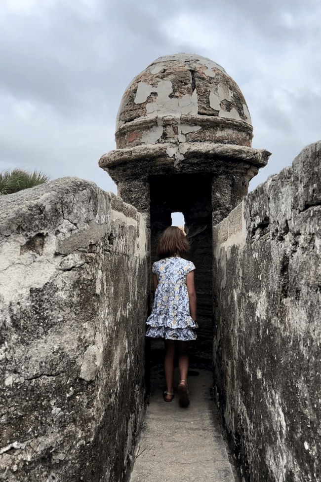 niña de ocho años en el castillo de san marcos st augustine florida