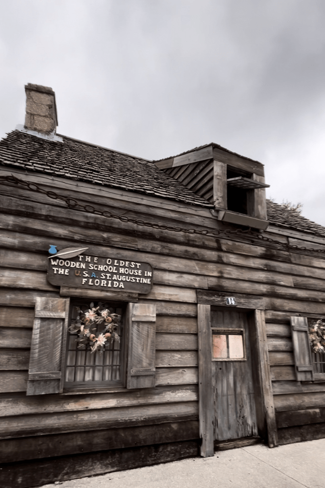 escuela de madera mas antigua de estados unidos