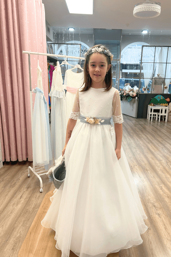 niña de ocho años con vestido de comunión 