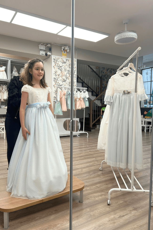 niña de ocho años con vestido de comunión