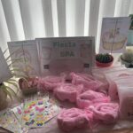 Cómo hacer una fiesta SPA divertida y barata en casa (con imprimibles)