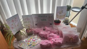 Cómo hacer una fiesta SPA divertida y barata en casa (con imprimibles)