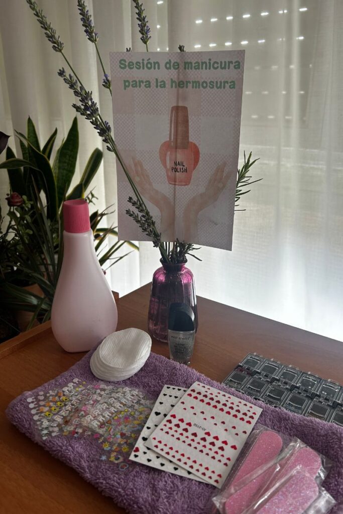 Cómo hacer una fiesta SPA divertida y barata en casa (con imprimibles)