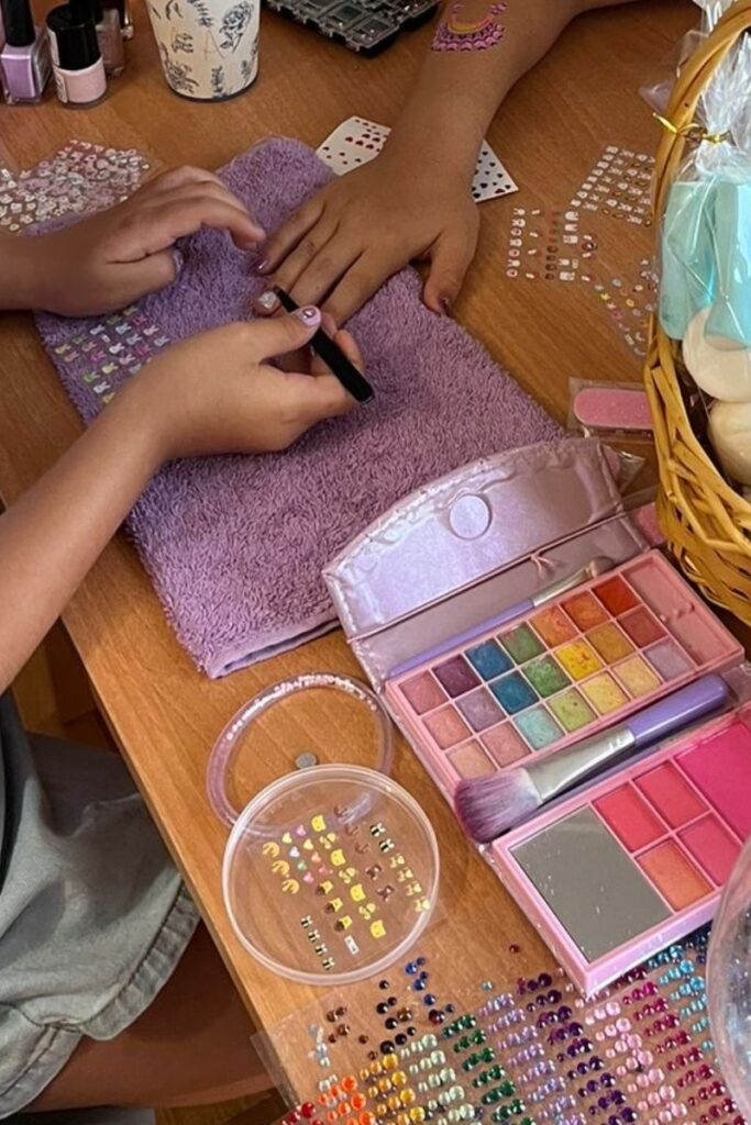 Cómo hacer una fiesta SPA divertida y barata en casa (con imprimibles)