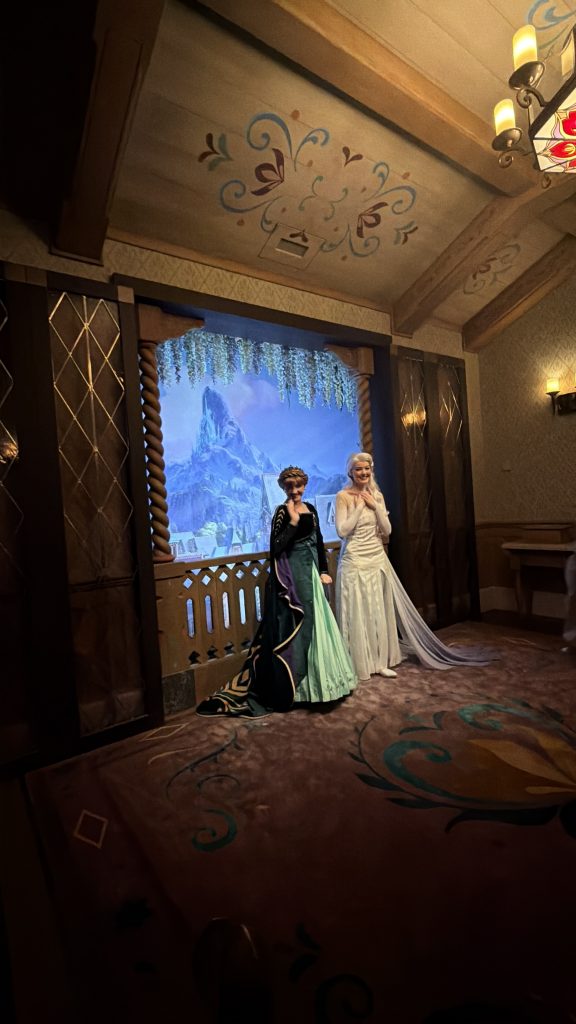 Elsa y Anna en la nueva zona de Frozen Disneyland París