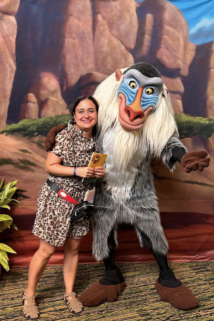 mujer de cuarenta años en Walt disney world con rafiki 