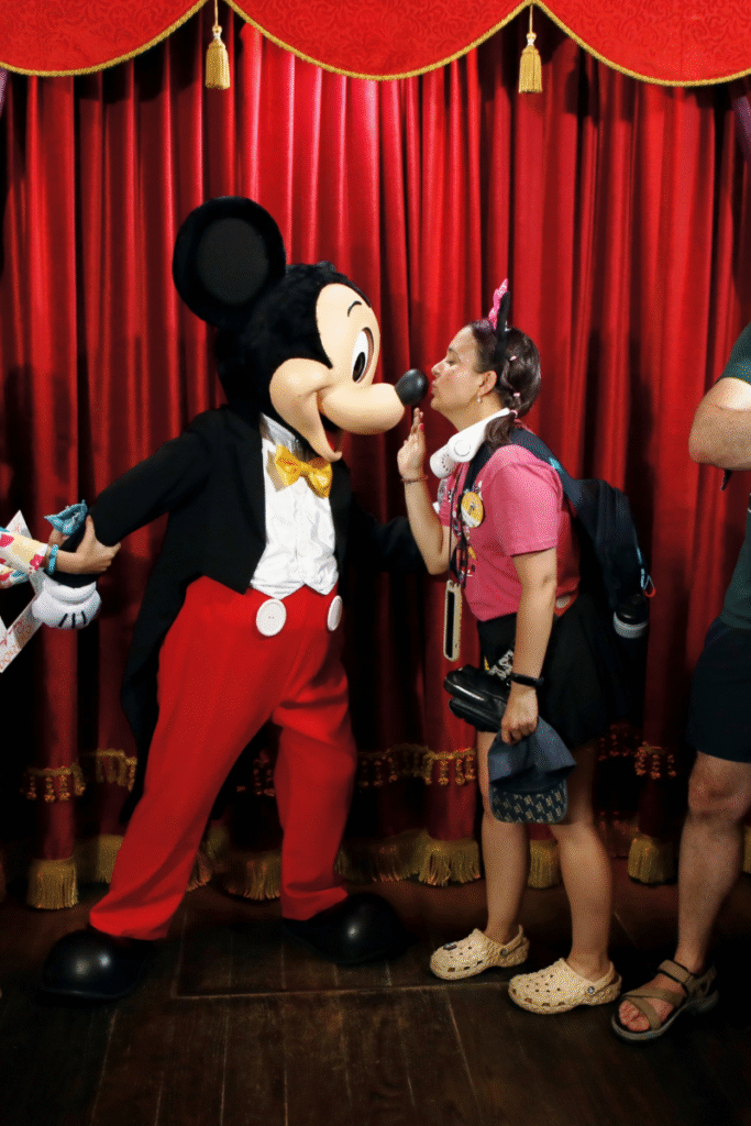 mujer de cuarenta años con mickey en Disneyland Paris 